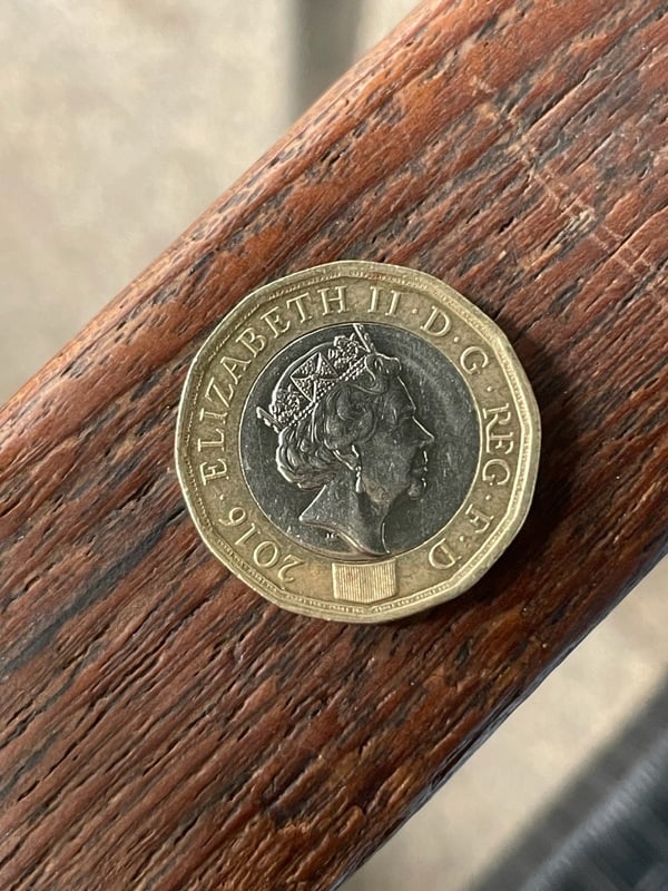 Moneda: One Pound 2016 Elizabeth II • D•G • REG • F • D